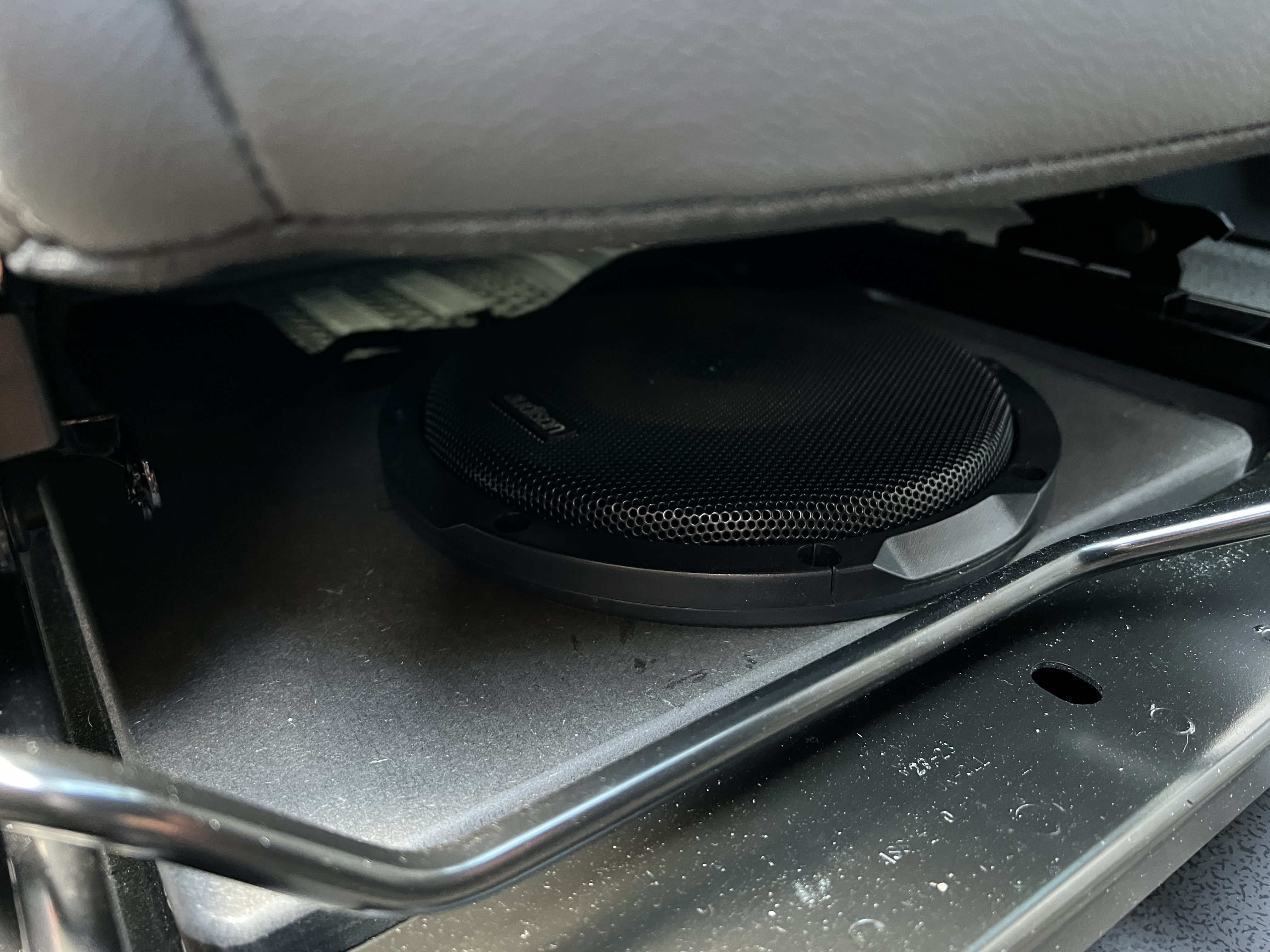 Ineos Grenadier Subwoofer nachrüsten Ineos Grenadier Subwoofer nachrüsten