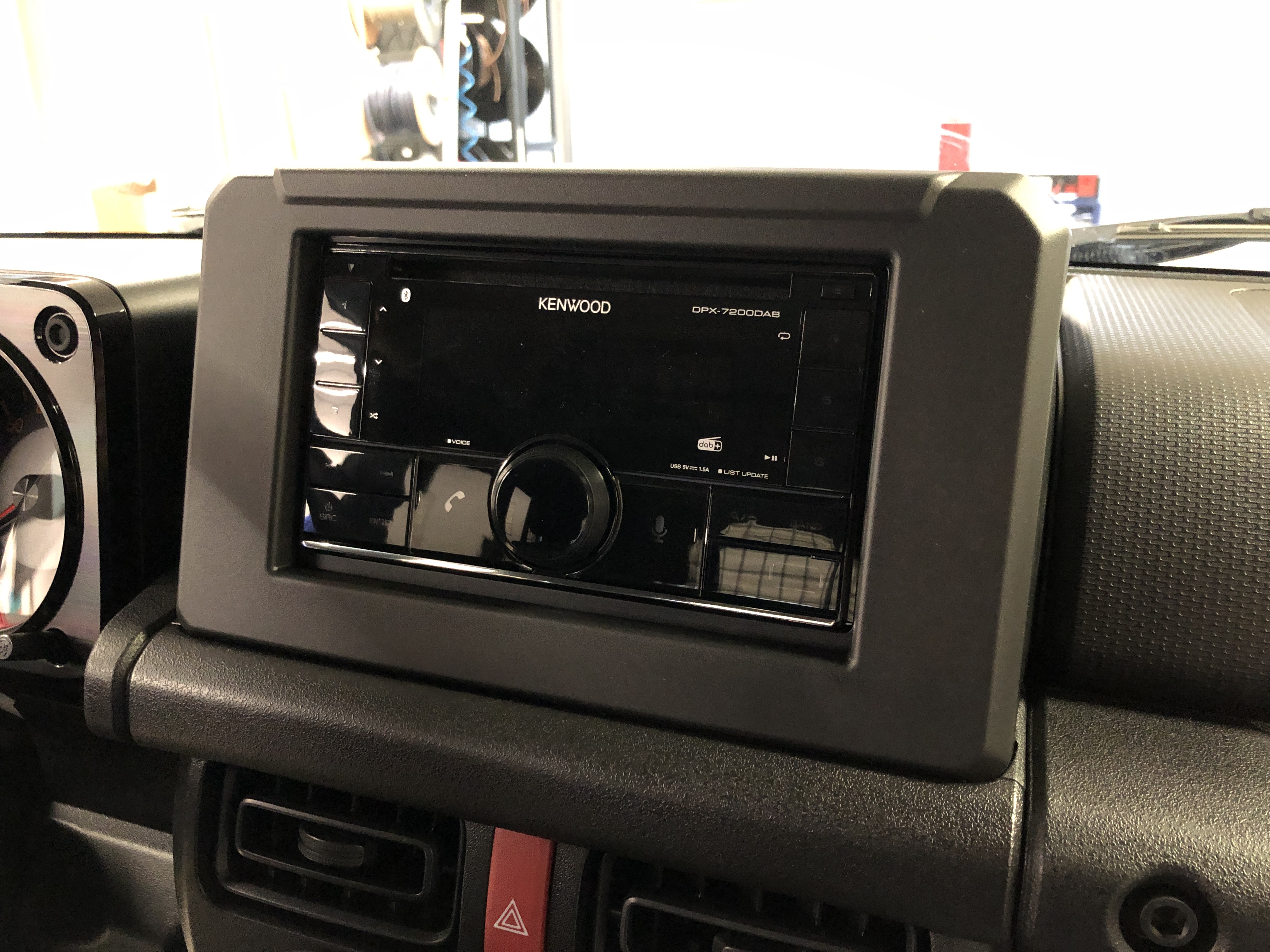 Suzuki Jimny HJ Radio nachrüsten