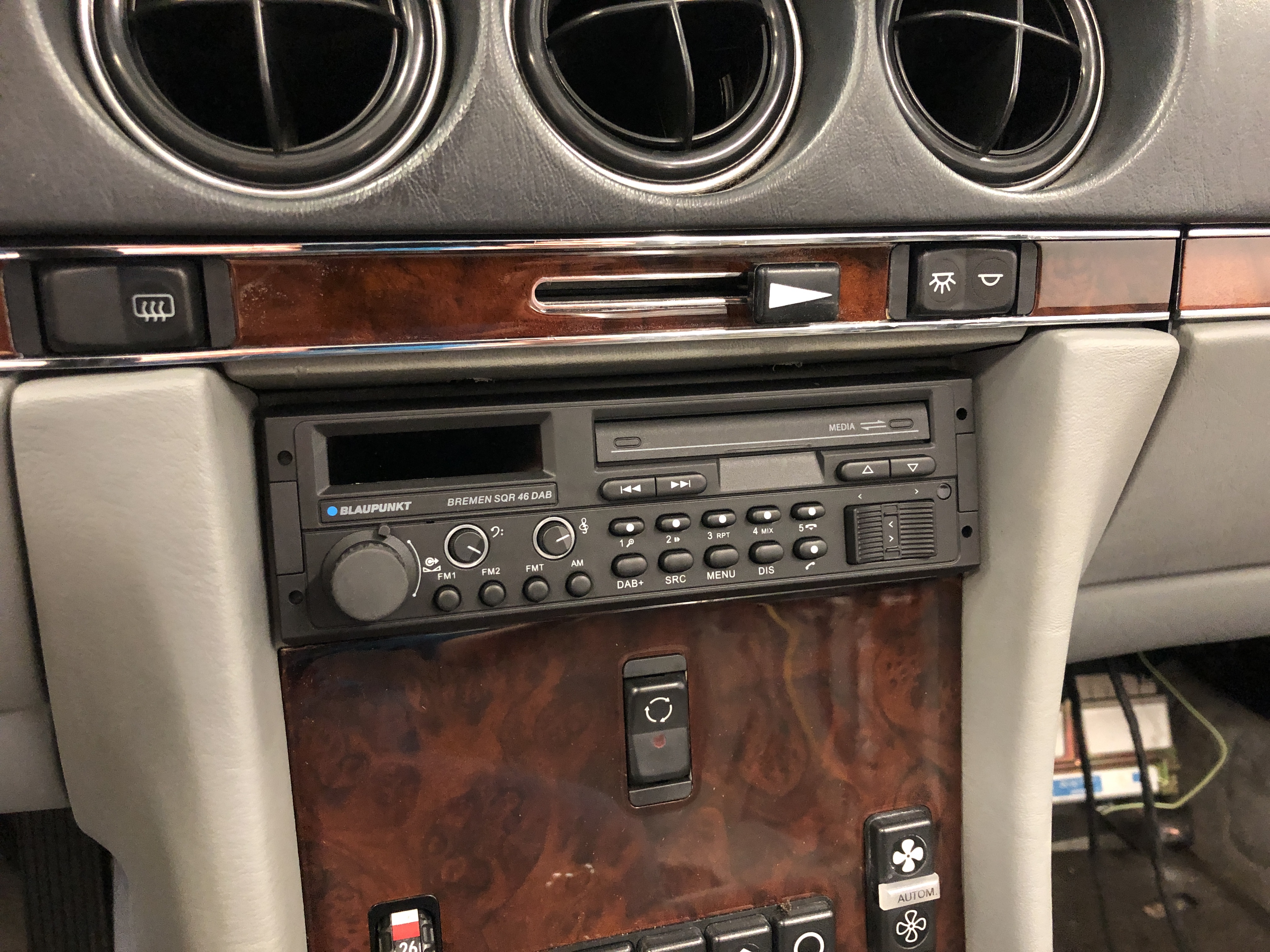 Mercedes SL R107 neues Radio einbauen