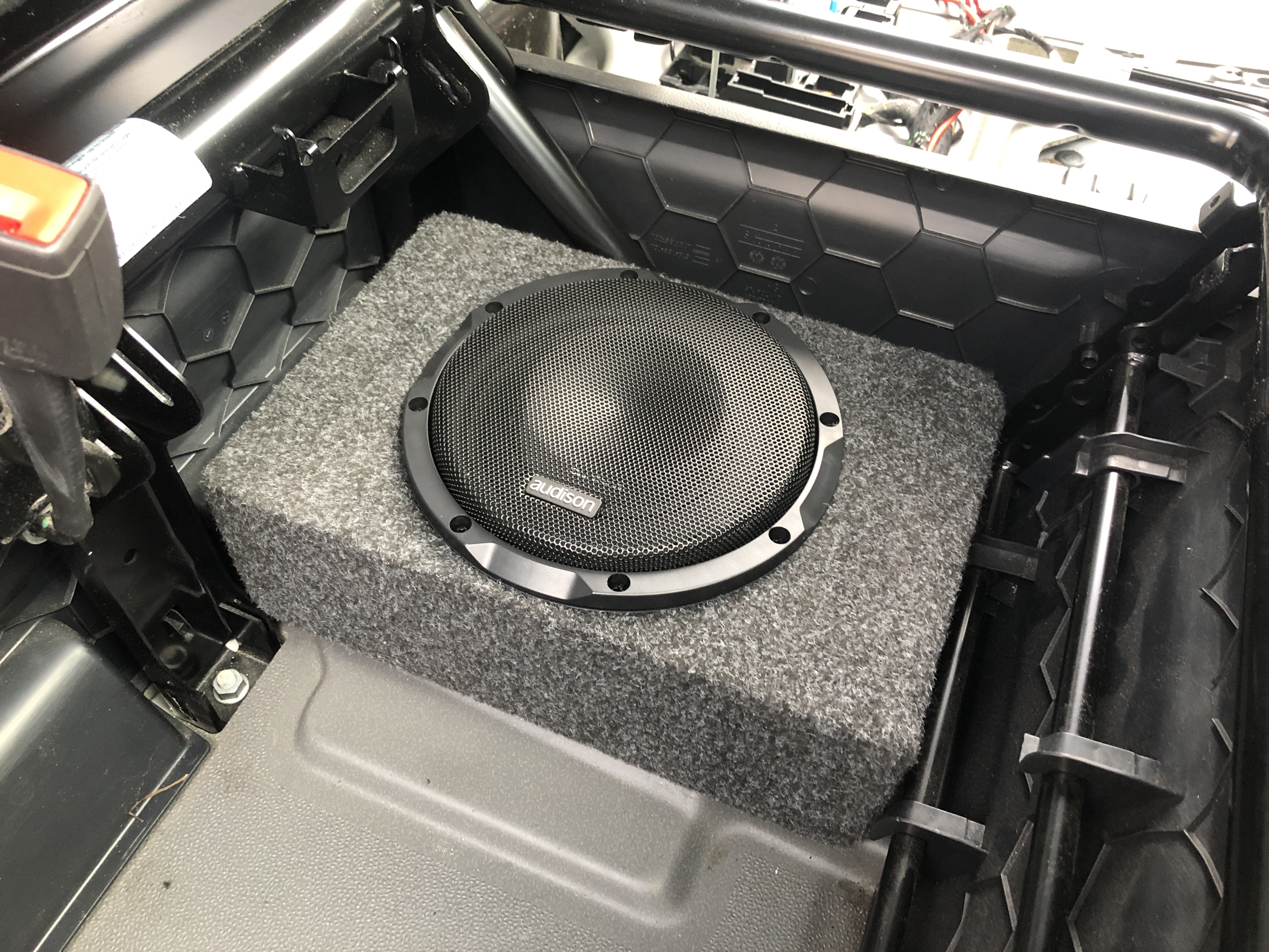 VW Crafter 2 SZ / SY / MAN TGe Subwoofer nachrüsten